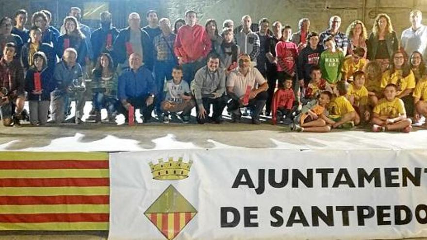 La foto de grup de tots els premiats i reconeguts en la 12a Nit de l&#039;Esport Santpedorenc