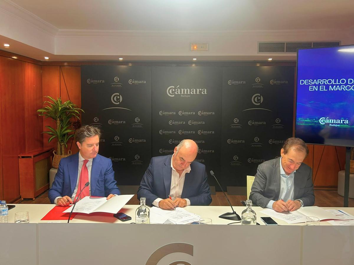 Momento de la firma del convenio entre la Cámara de Comercio de Badajoz, Cámara de España y el Consejo Social de la UEx.