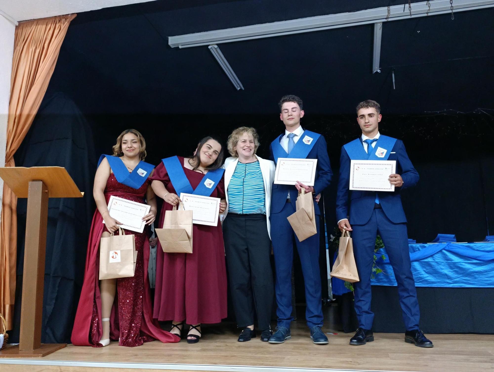 Diplomas y música en la Graduación del Ramón Areces de Grado