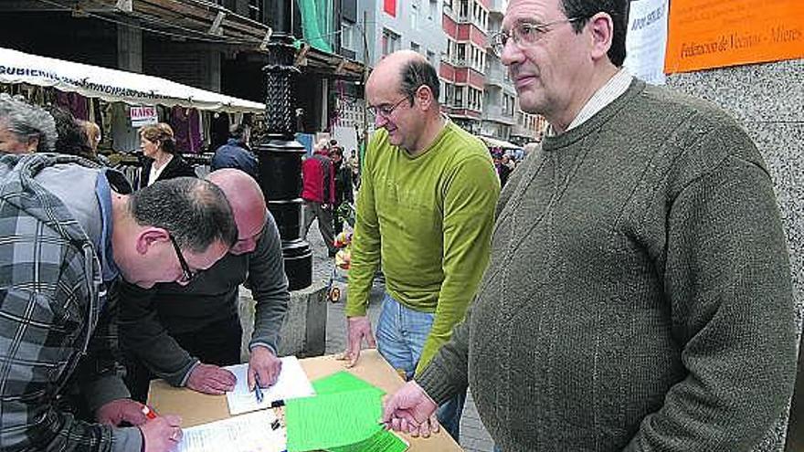 Dirigentes vecinales, durante una reciente campaña de recogida de firmas en apoyo al centro de alto rendimiento.
