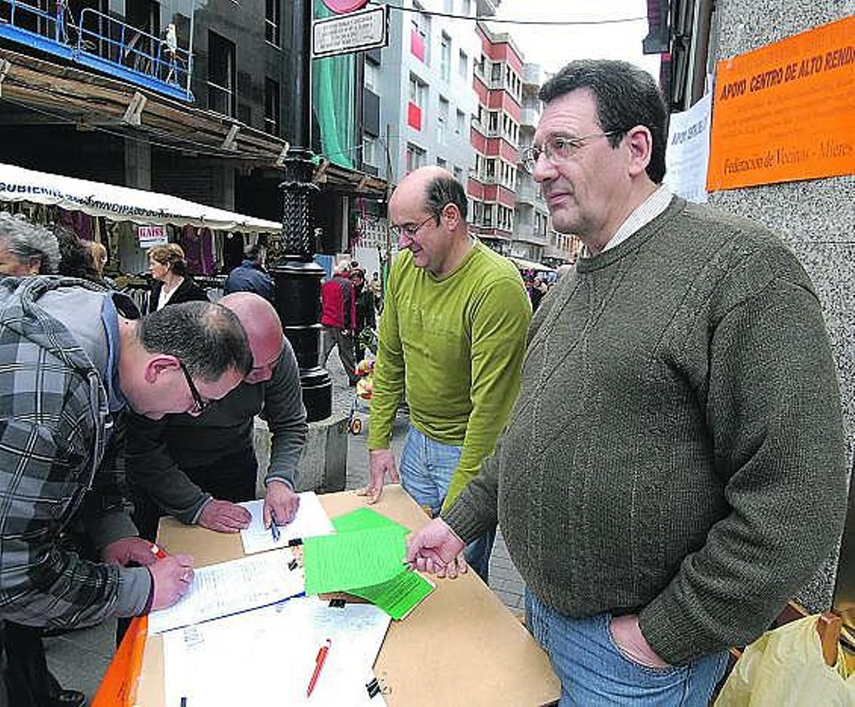 Dirigentes vecinales, durante una reciente campaña de recogida de firmas en apoyo al centro de alto rendimiento.