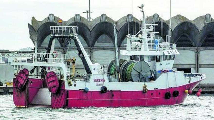 Rescatan ilesos a los 8 tripulantes de un pesquero de Celeiro hundido en Avilés