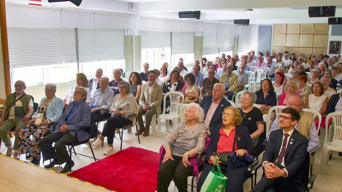 Algunos de los participantes en el homenaje a la primera promoción de alumnos del IES Cela de Padrón