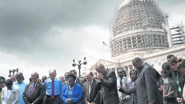 Minuto de silencio frente al Capitolio de Washington en recuerdo de las víctimas del tiroteo.