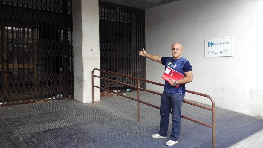 Un sindicalista ante las puertas cerradas del ambulatorio.