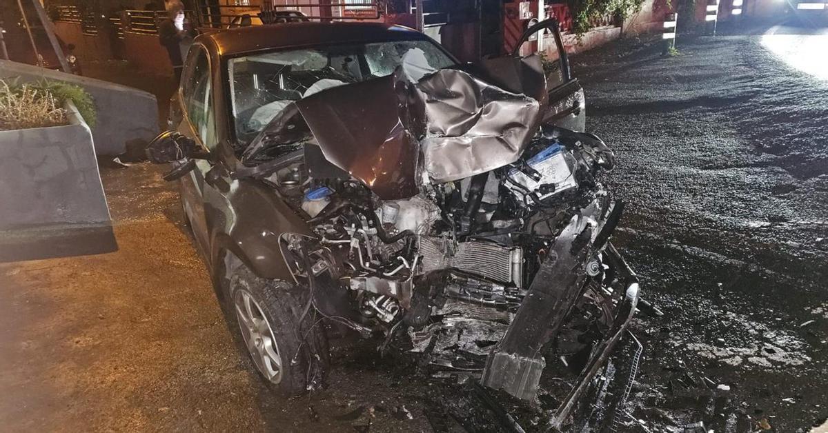 Estado en el que quedó el coche que impactó contra el muro de una vivienda en el Camino Las Mercedes. | EL DÍA