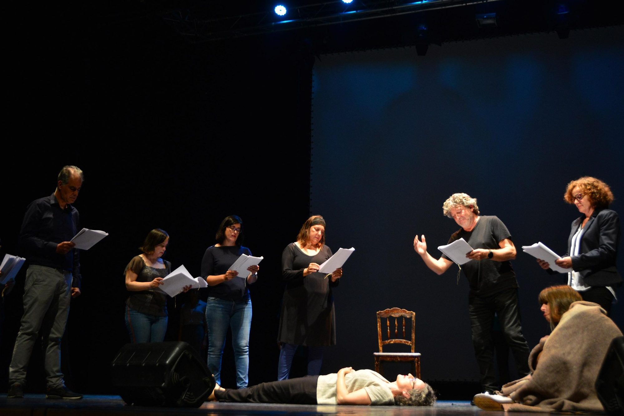 Una de las actuaciones teatrales en el acto en el auditorio de Cangas.