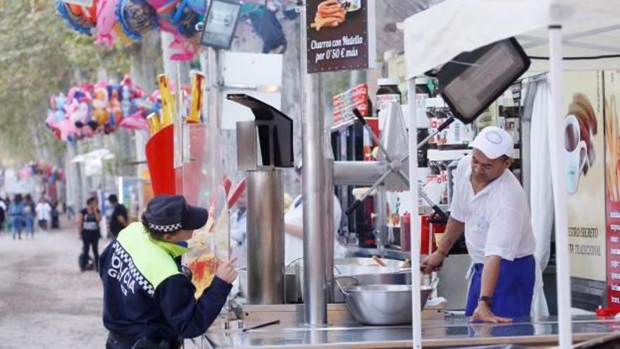 Una agent de la Policia Municipal, durant la inspecció als firaires per si tenen autorització per aparcar.