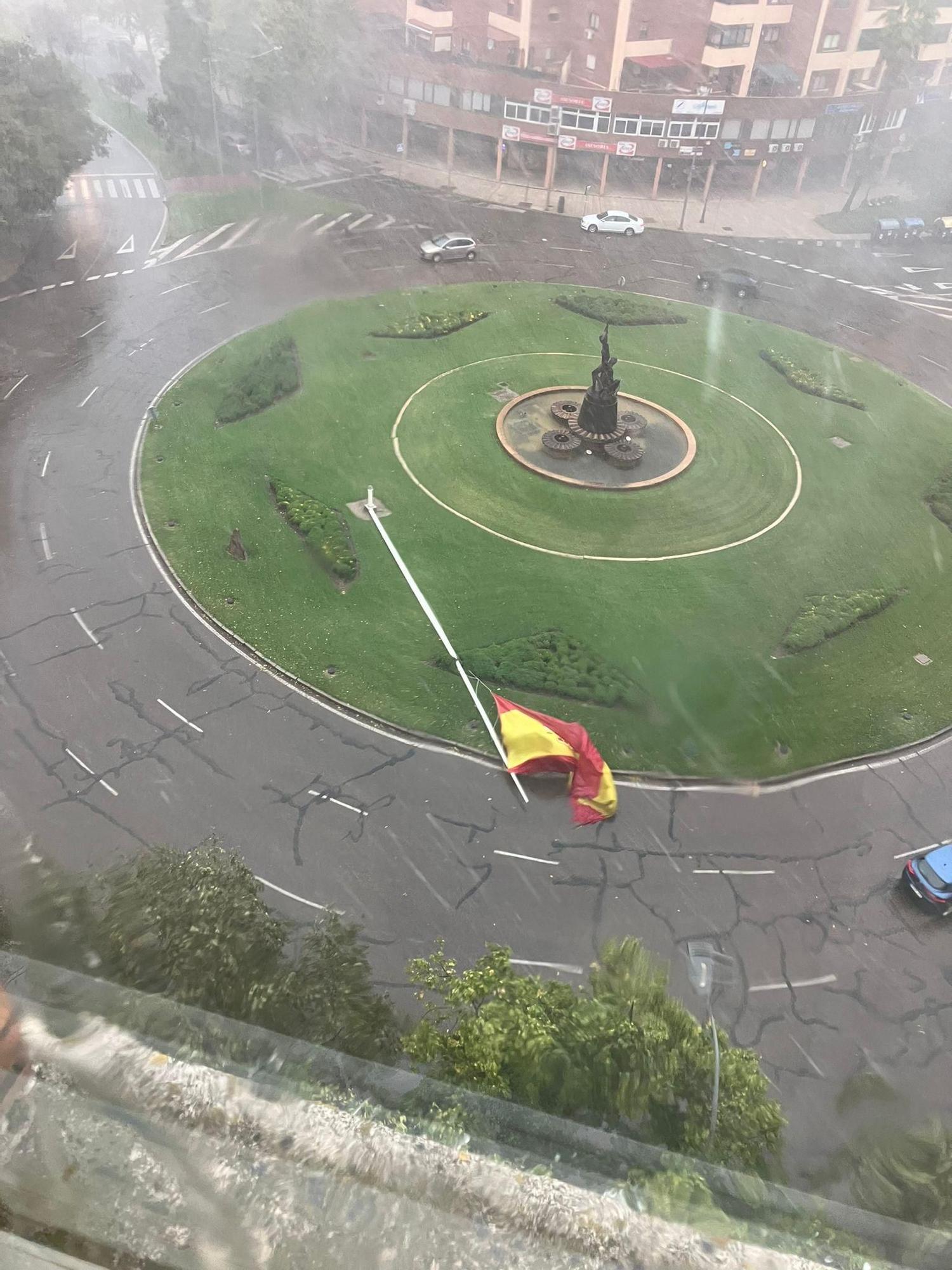 Imagen de la bandera de España de Badajoz, en el suelo.