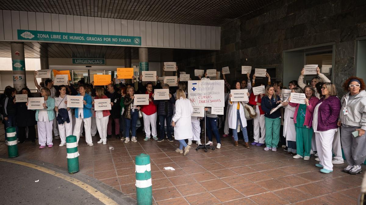 Concentración del personal sanitario de Urgencias del Miguel Servet, este miércoles.