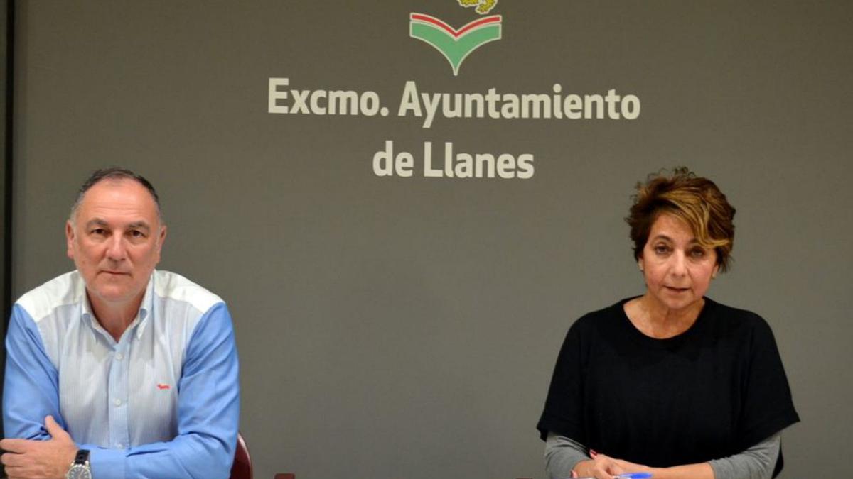 Lucio Carriles y Marián García de la Llana, ayer, en el Ayuntamiento de  Llanes. | R.M.V.