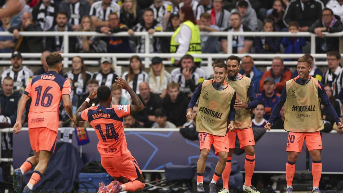 Rashford celebra junto a sus compañeros uno de los goles contra el Newcastle