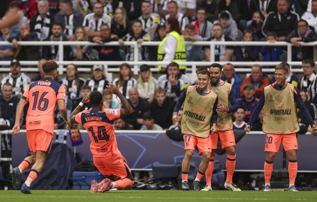 Rashford celebra junto a sus compañeros uno de los goles contra el Newcastle