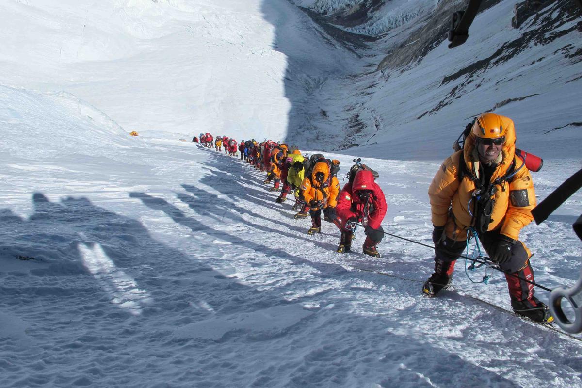 Fila de escaladores en el Everest