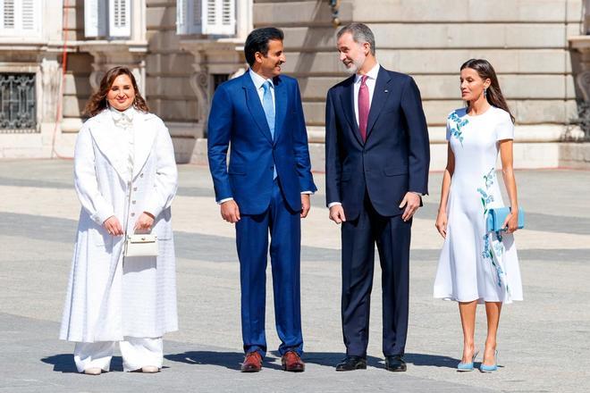 El rey Felipe VI y la reina Letizia reciben en el Palacio Real al emir del Estado de Catar y su esposa