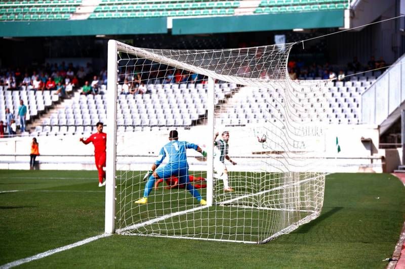 Victoria del Córdoba B ante el Sevilla en imágenes