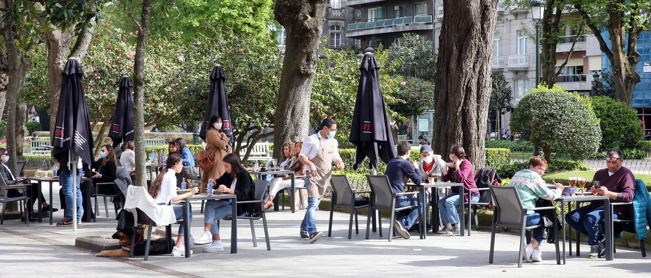 Mesas en el exterior de un restaurante de la Alameda