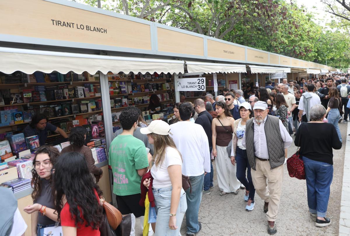 La Fira del Llibre desafía al mal tiempo y celebra un sábado de máxima afluencia La Fira del Llibre desafía al mal tiempo y celebra un sábado de máxima afluencia