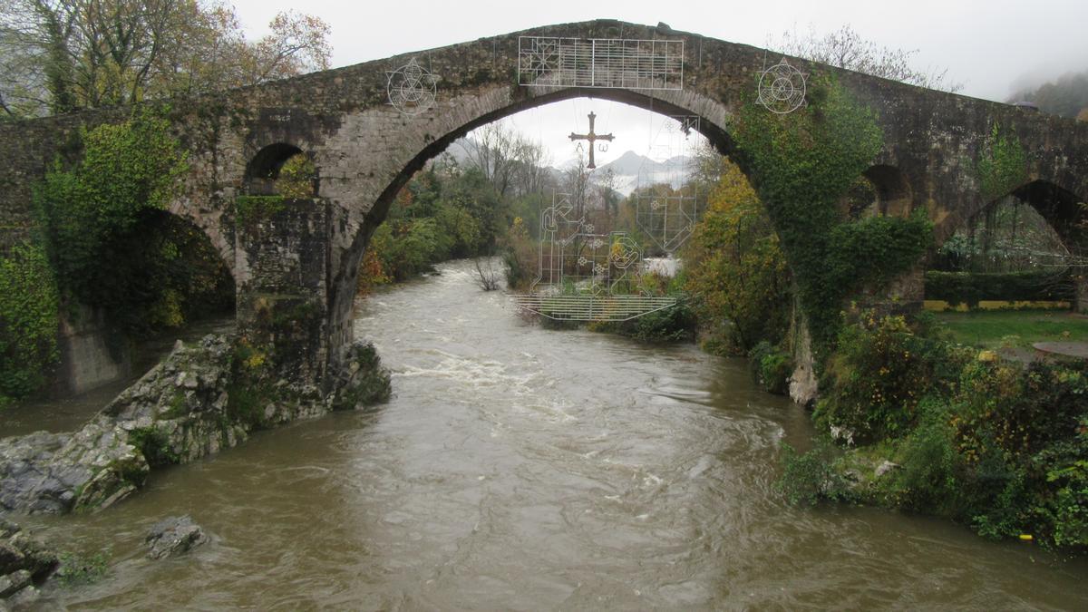 Iluminación navideña en el Puente de Cangas de Onís.