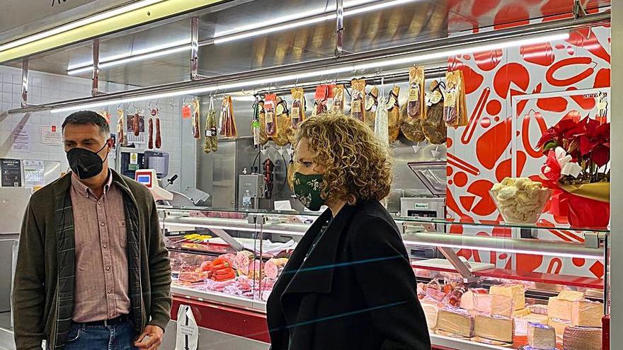 Visita del PP al mercado. | FIRMA FOTÓGRAFO