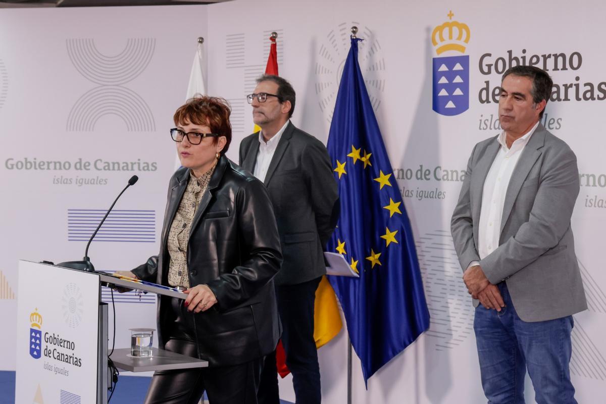 Ricardo Torres, director gerente de la Fundación Márgenes y Vínculos; Francis Candil, viceconsejero de Bienestar Social; y Candelaria Delgado, consejera de Bienestar Social, Igualdad, Juventud, Infancia y Familias.