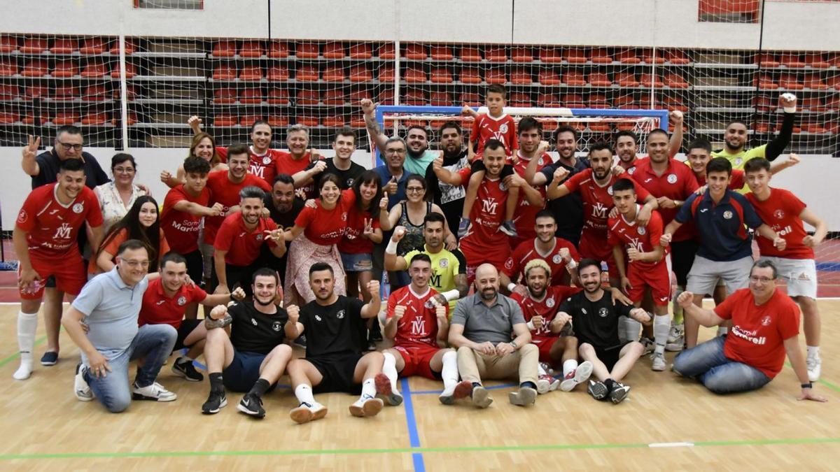 Els jugadors del Sala 5 Martorell van mostrar la seva joia després de guanyar a Tres Cantos | FRANCISCO J. VELASCO