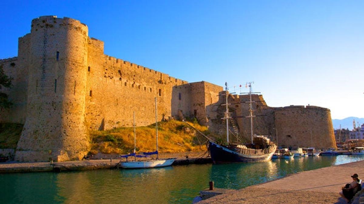 Castillo de Girne. Sus grandes murallas fueron construidas por los venecianos.