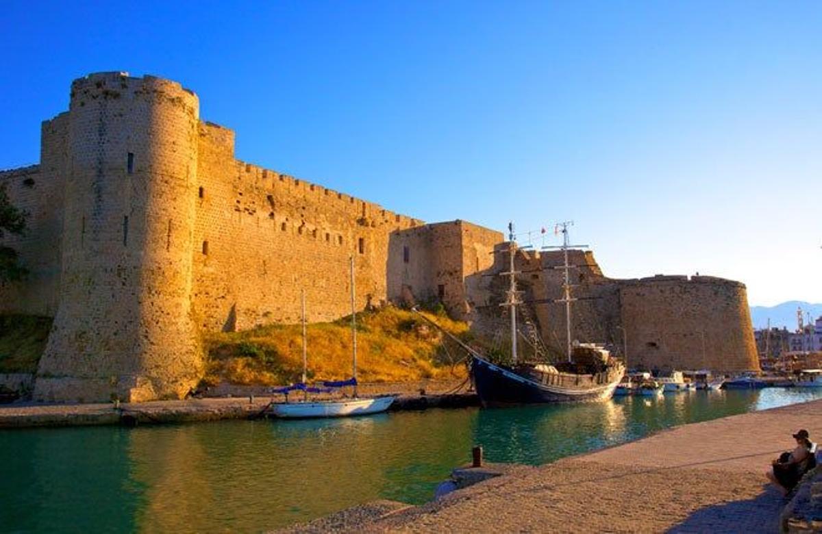 Castillo de Girne. Sus grandes murallas fueron construidas por los venecianos.
