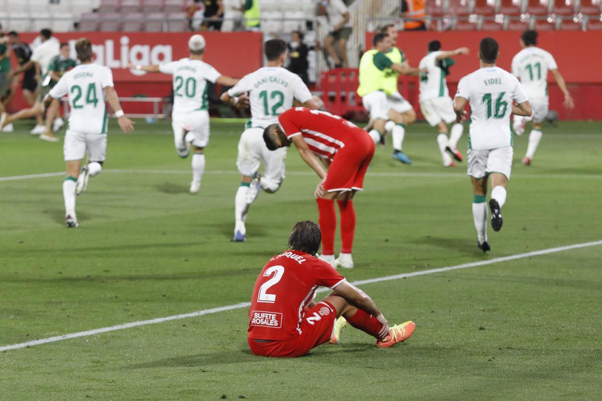 Ignasi Miquel  i Juanpe, abatuts, després del gol de Milla (m.96)