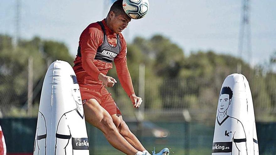 Cucho HernÃ¡ndez remata de cabeza en un entrenamiento de esta semana.