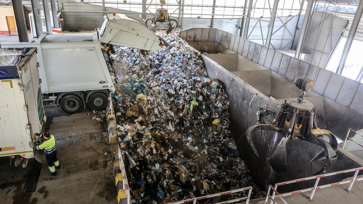 La planta de transferencia de Benidorm, donde los municipios depositan sus residuos para llevarlos hasta la planta de El Campello en camiones más grandes.
