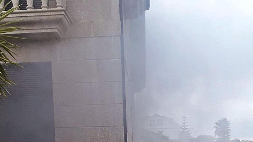 Los Bomberos acudieron a la vivienda situada en Caleiro.