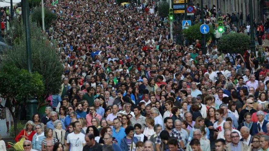 Cientos de personas durante la manifestación contra el nuevo hospital de Vigo.