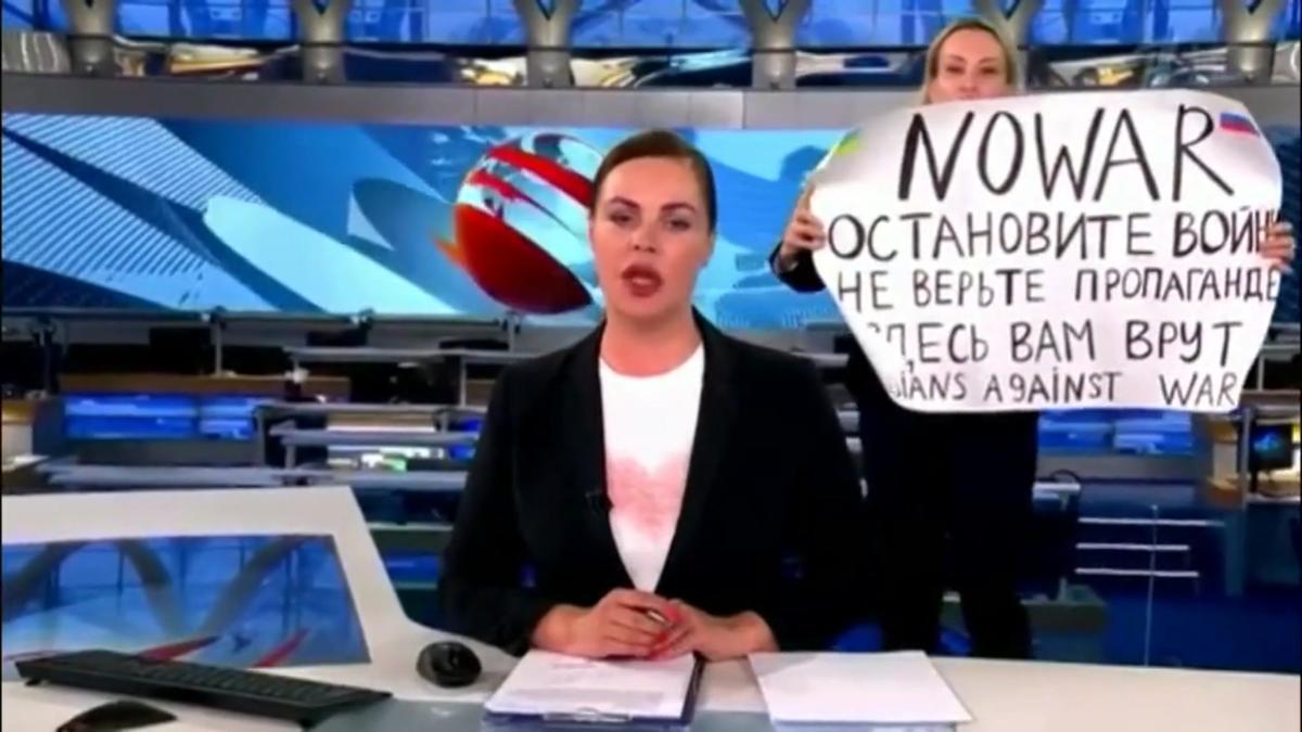 Una periodista rusa irrumpe en un informativo con un cartel de 'No a la guerra'