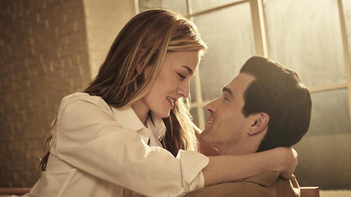 Sarah Pidgeon (Carolyn Bessette) y Paul Anthony Kelly (John F. Kennedy Jr.) en la primera entrega de 'Love story'