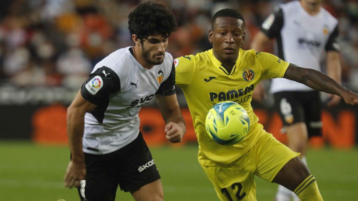 Guedes con Estupiñán en Mestalla