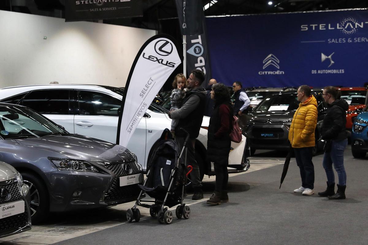 ASISTENTES A LA DECIMA EDICION DE CAROUTLET VIGO, EL SALON DEL VEHICULO USADO Y DE OCASION QUE REUNE A UNOS MIL VEHICULOS DE DIFERENTES MARCAS LISTOS PARA SU ENTREGA.