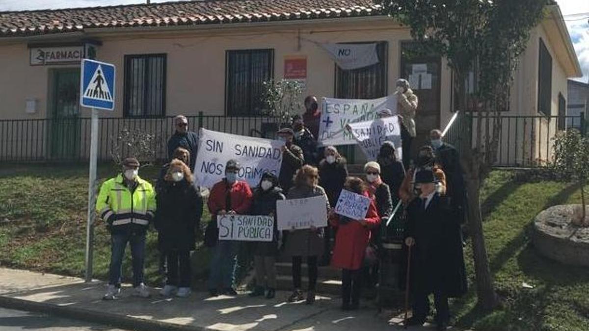 Vecinos de Pozoantiguo y Toro se concentran junto al consultorio médico