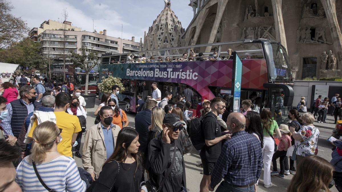 Barcelona 15/04/2022 Turistas en Barcelona El turismo vuelve a Barcelona después de la pandemia. En la foto, turistas en la Sagrada Familia Foto de Ferran Nadeu
