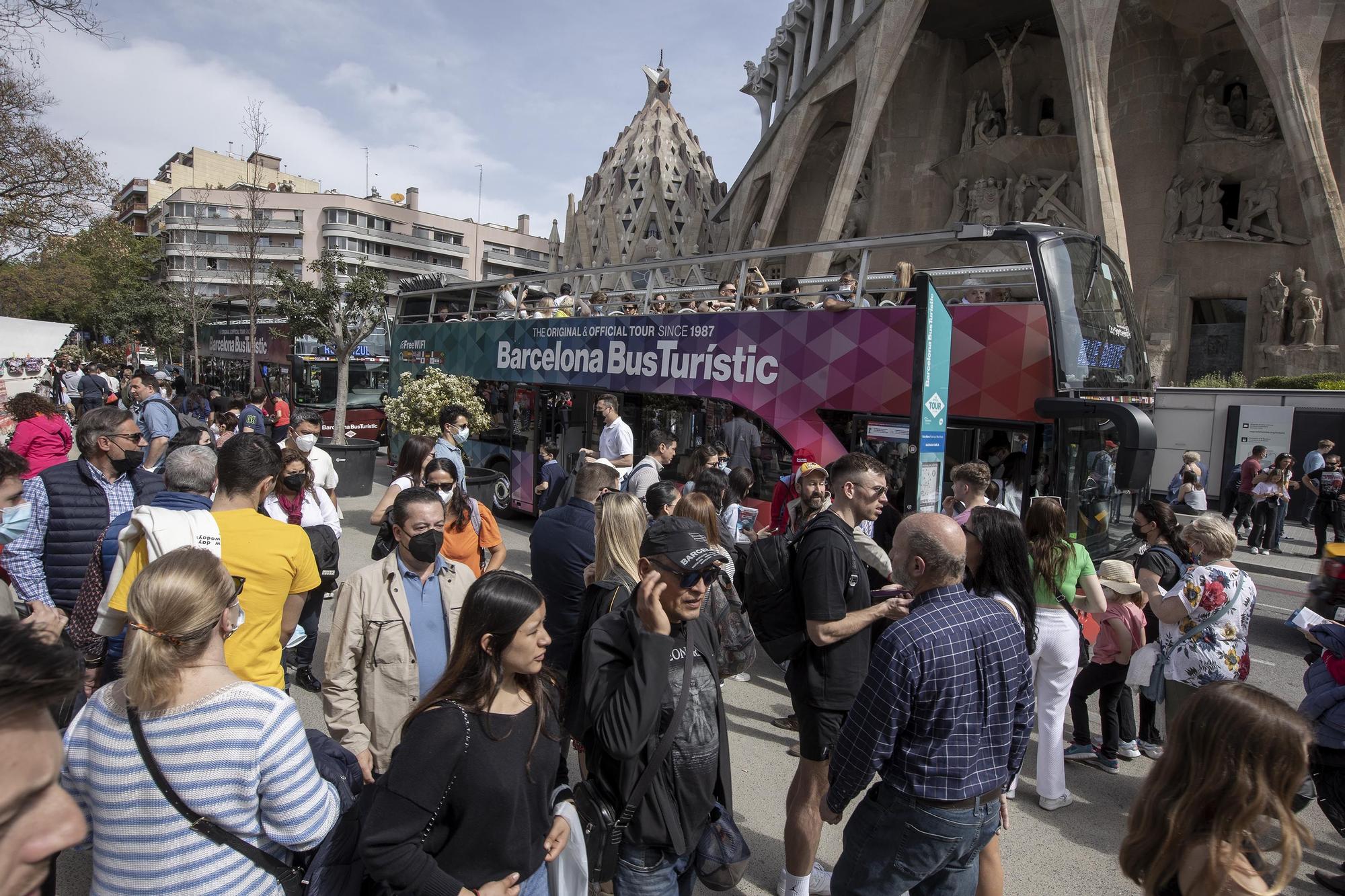 Barcelona 15/04/2022 Turistas en Barcelona El turismo vuelve a Barcelona después de la pandemia. En la foto, turistas en la Sagrada Familia Foto de Ferran Nadeu