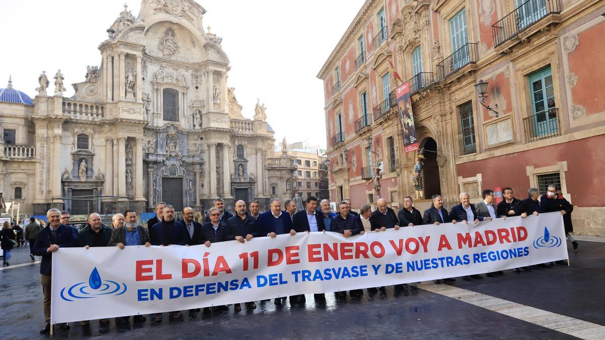 Los miembros del Círculo del Agua, reunidos esta mañana con la pancarta para apoyar la protesta de Madrid.