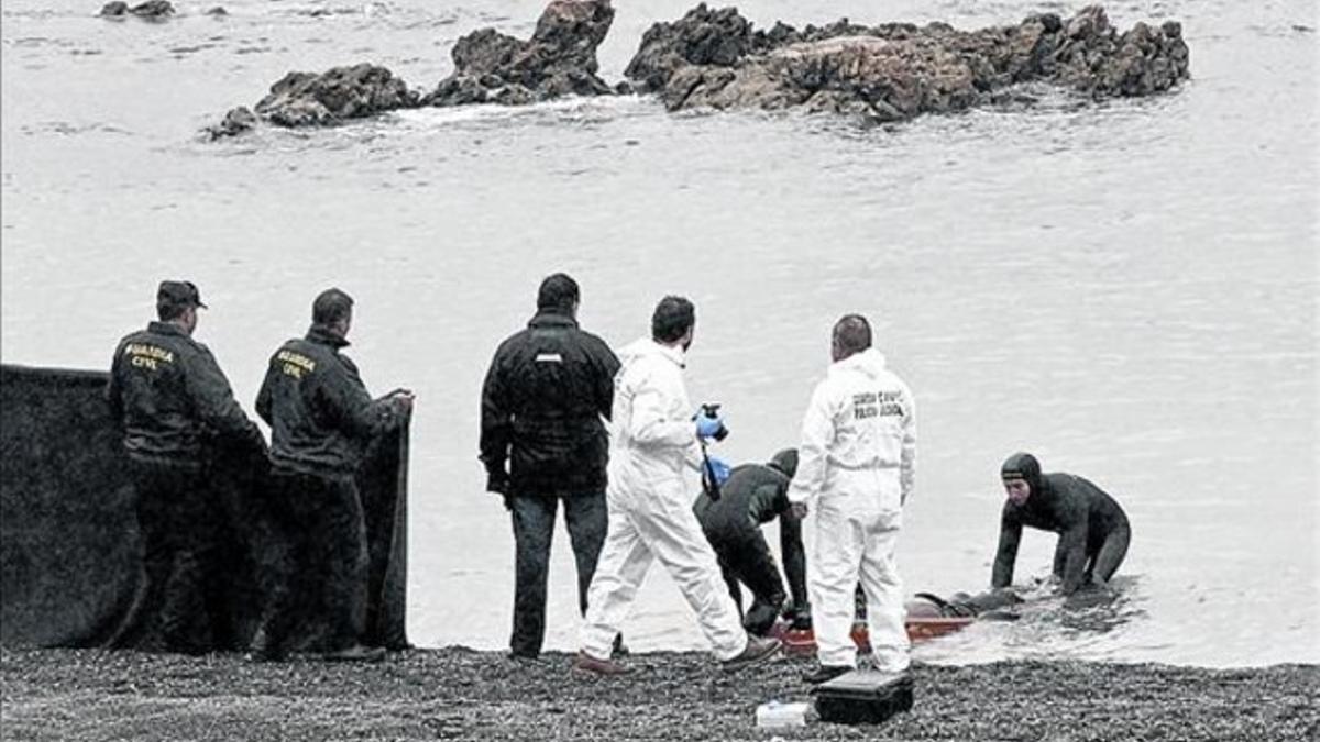 Rescate del cuerpo de una de las víctimas del Tarajal, tras la tragedia.