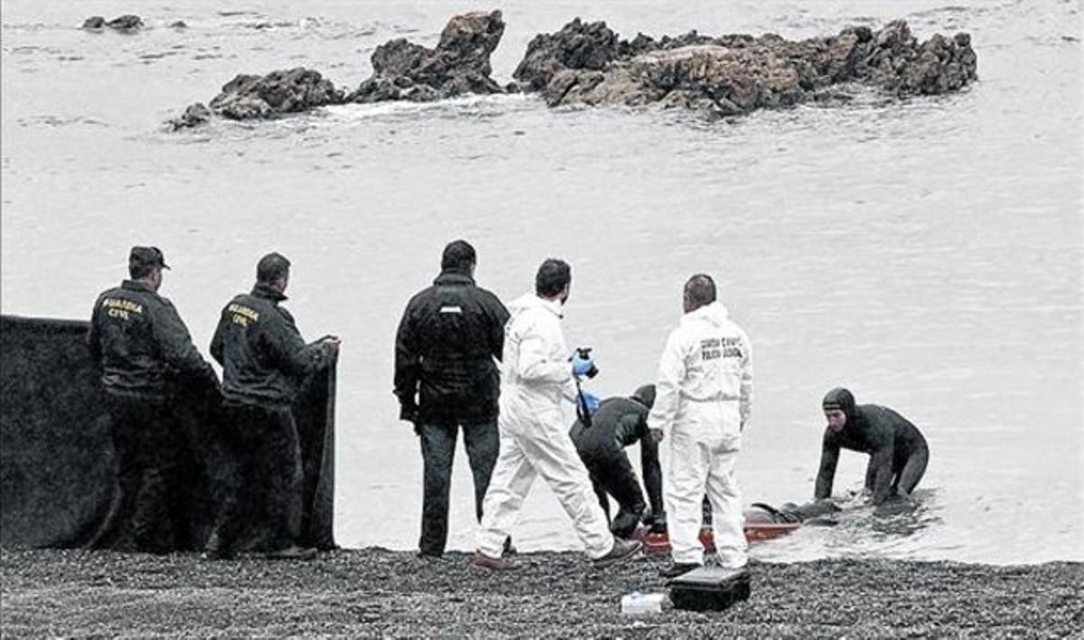 Rescat del cos d’una de les víctimes del Tarajal, després de la tragèdia.