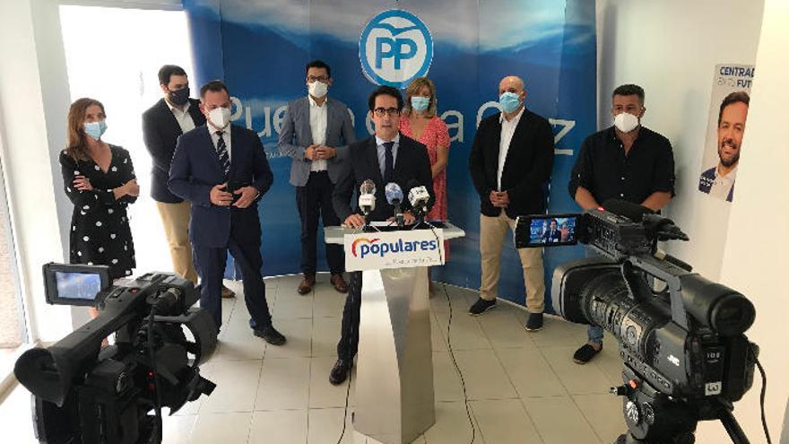 Los integrantes del PP portuense durante la rueda de prensa.