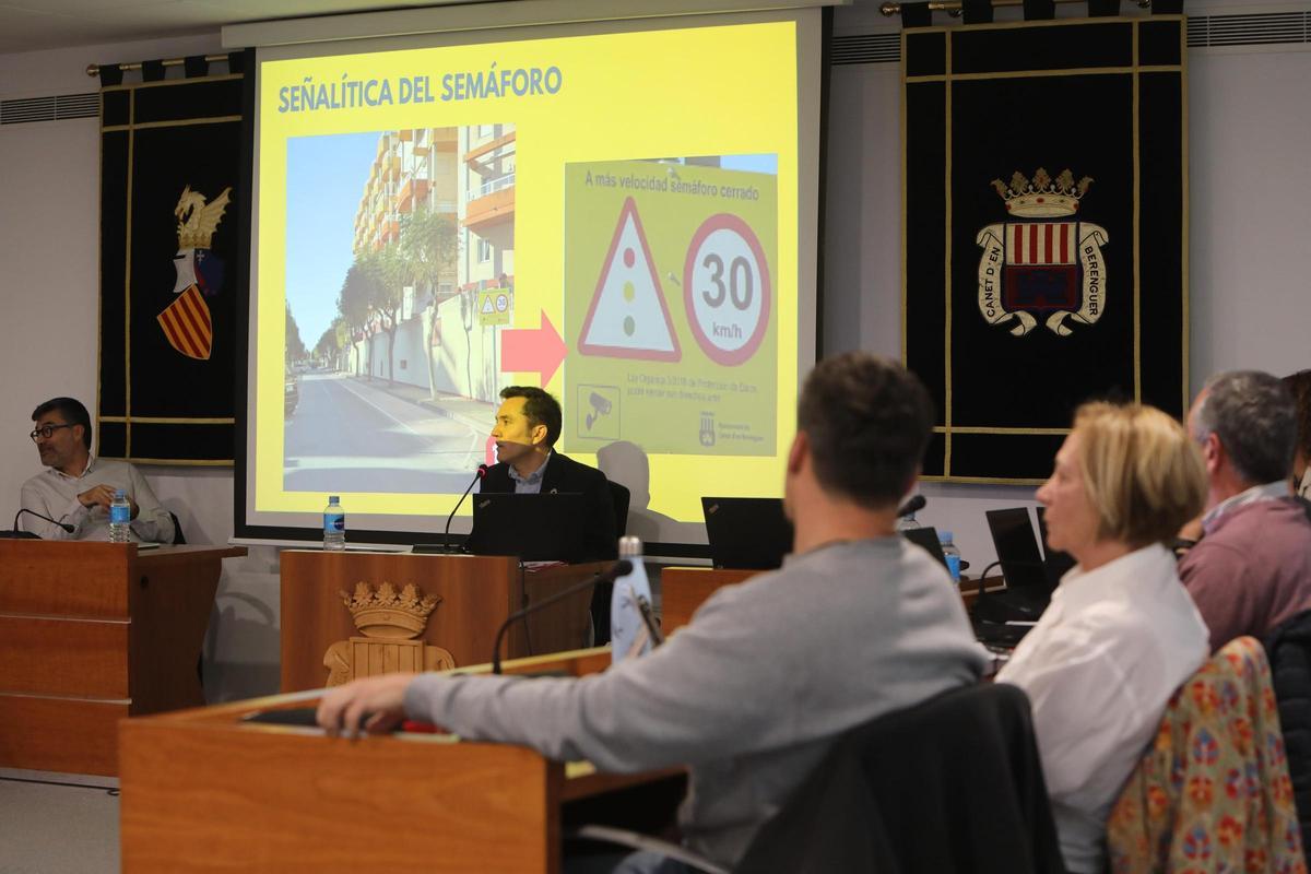 El alcalde de Canet expuso un 'power-pint' en el pleno.
