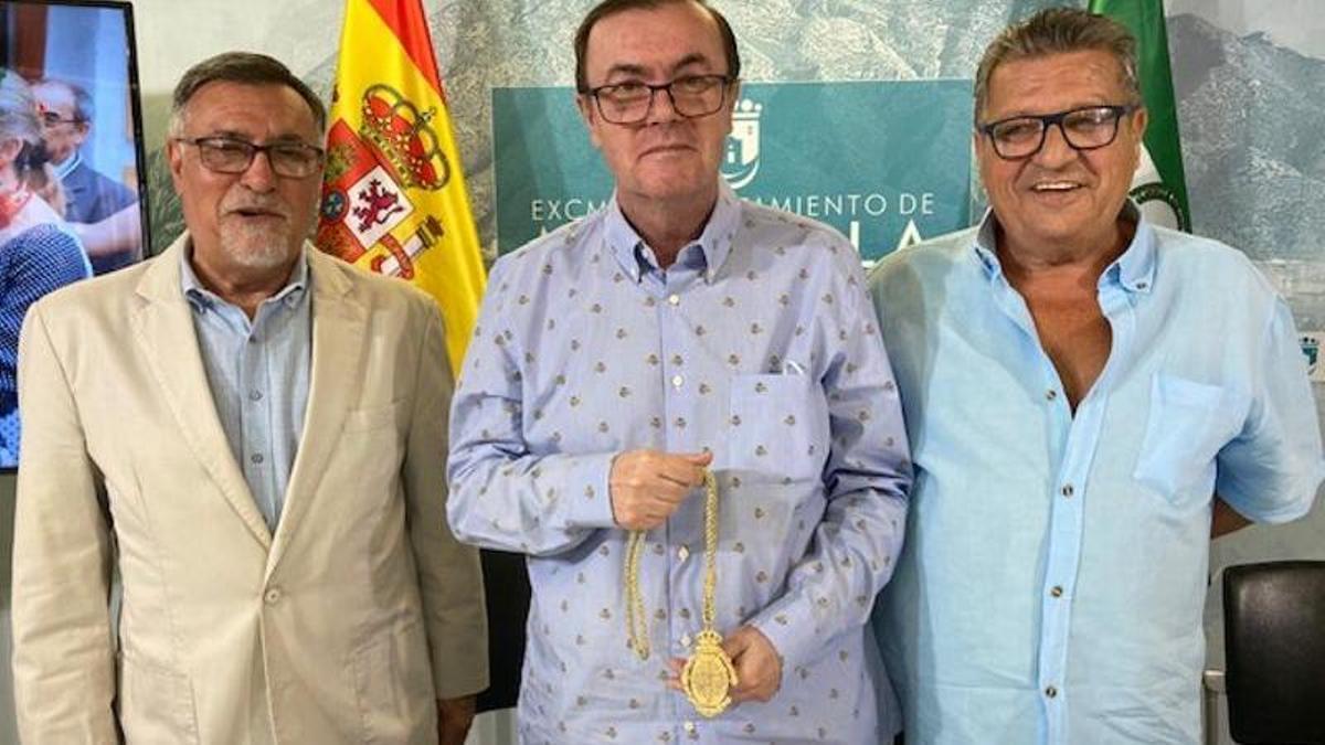 León, Moyano y Mesa, ayer, en el anuncio de la entrega de distinción al Cronista Oficial.