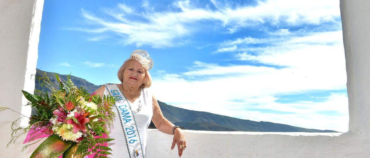 Carmela Sarmiento con su corona de Gran Dama del Carnala de Maspalomas en 2016.