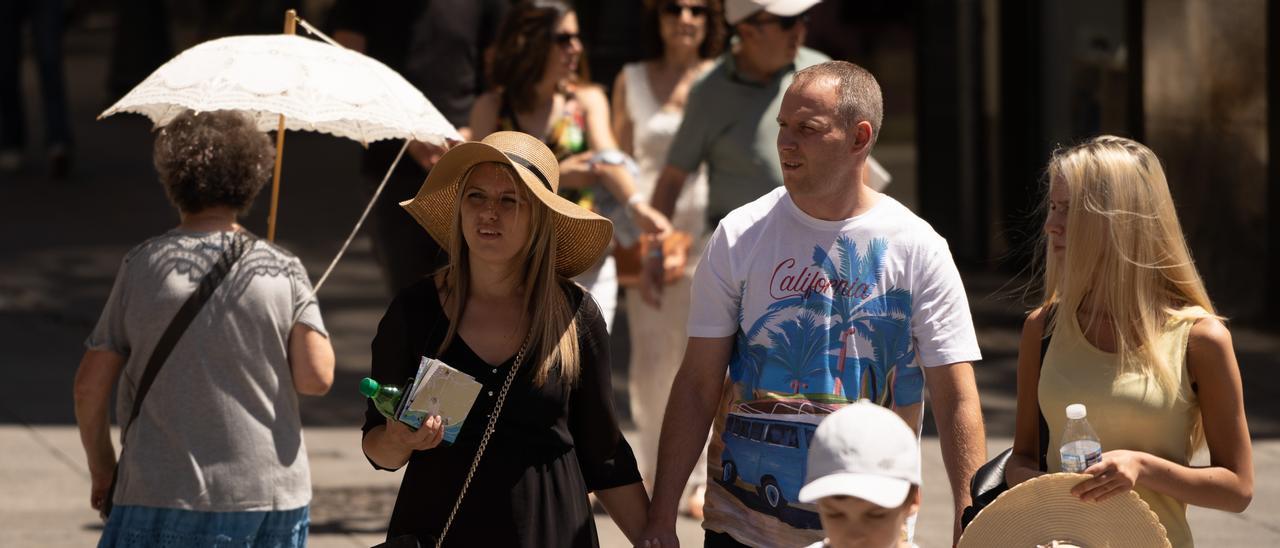 Personas paseando por Zamora en un día caluroso