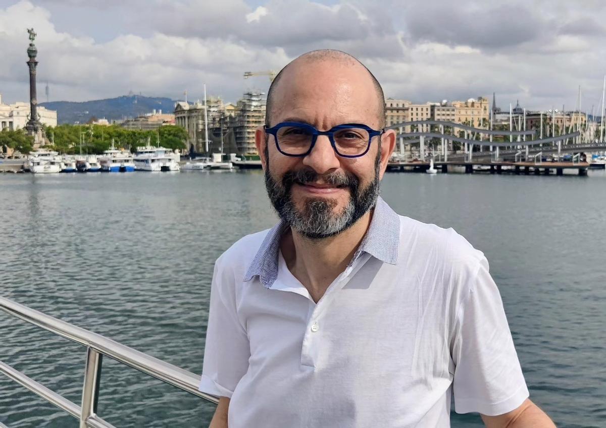 Óscar Muñoz, a mediados de 2024, en el Port Vell de Barcelona