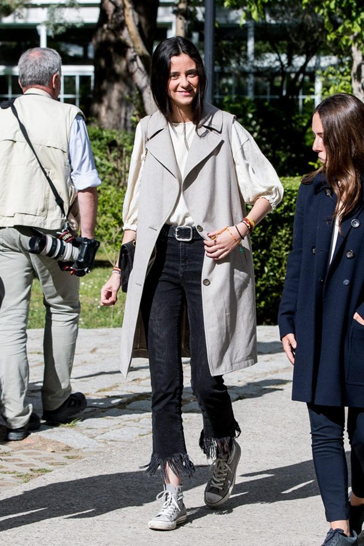 El look de Victoria Federica con vaqueros deshilachado y zapatillas Converse en la hípica